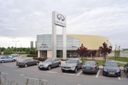 Infiniti Centrum Praha: architektura a automobily