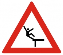 Realitní květen: zuby nehty nad propastí